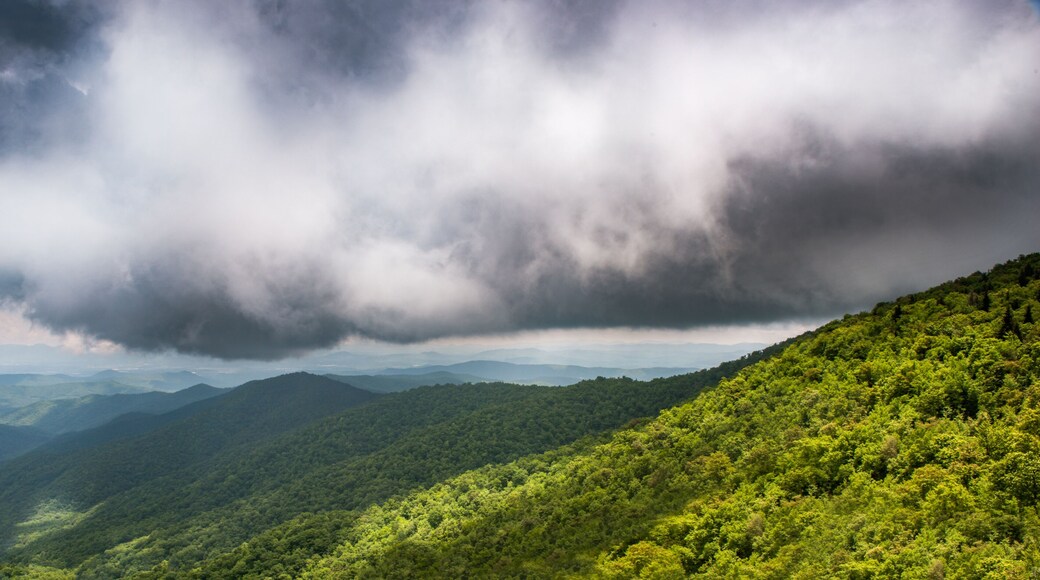 A huge cloud bank movesover the mountains along the Blue Ridge Parkway in North Carolina, USA.