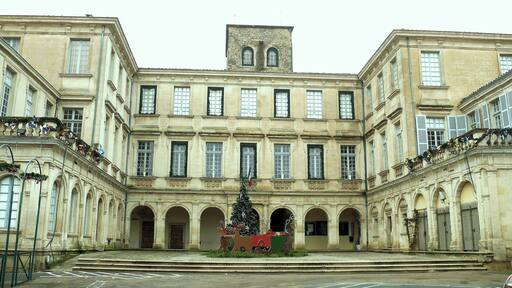 Valréas - Chùteau de Simiane - Façade sur la place Aristide Briand