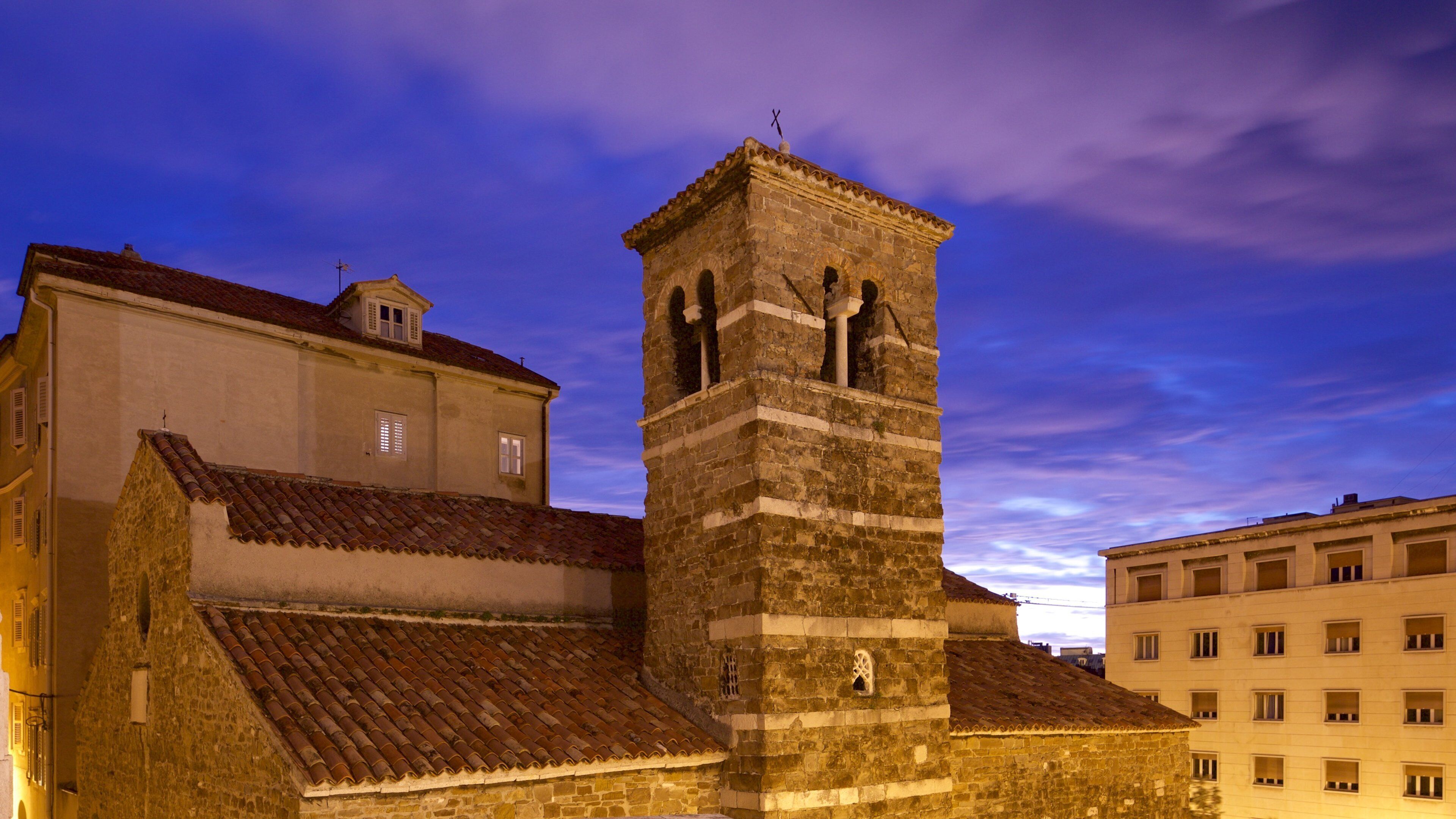 Basílica Paleocristiana ofreciendo patrimonio de arquitectura y escenas nocturnas