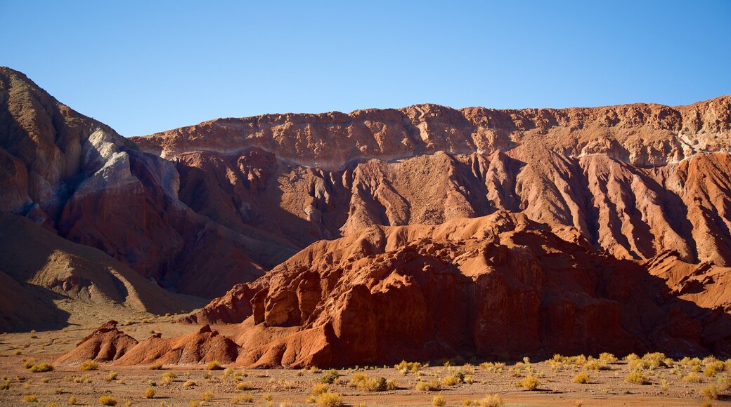 Thung lũng Arco Iris cho thấy cảnh sa mạc và phong cảnh