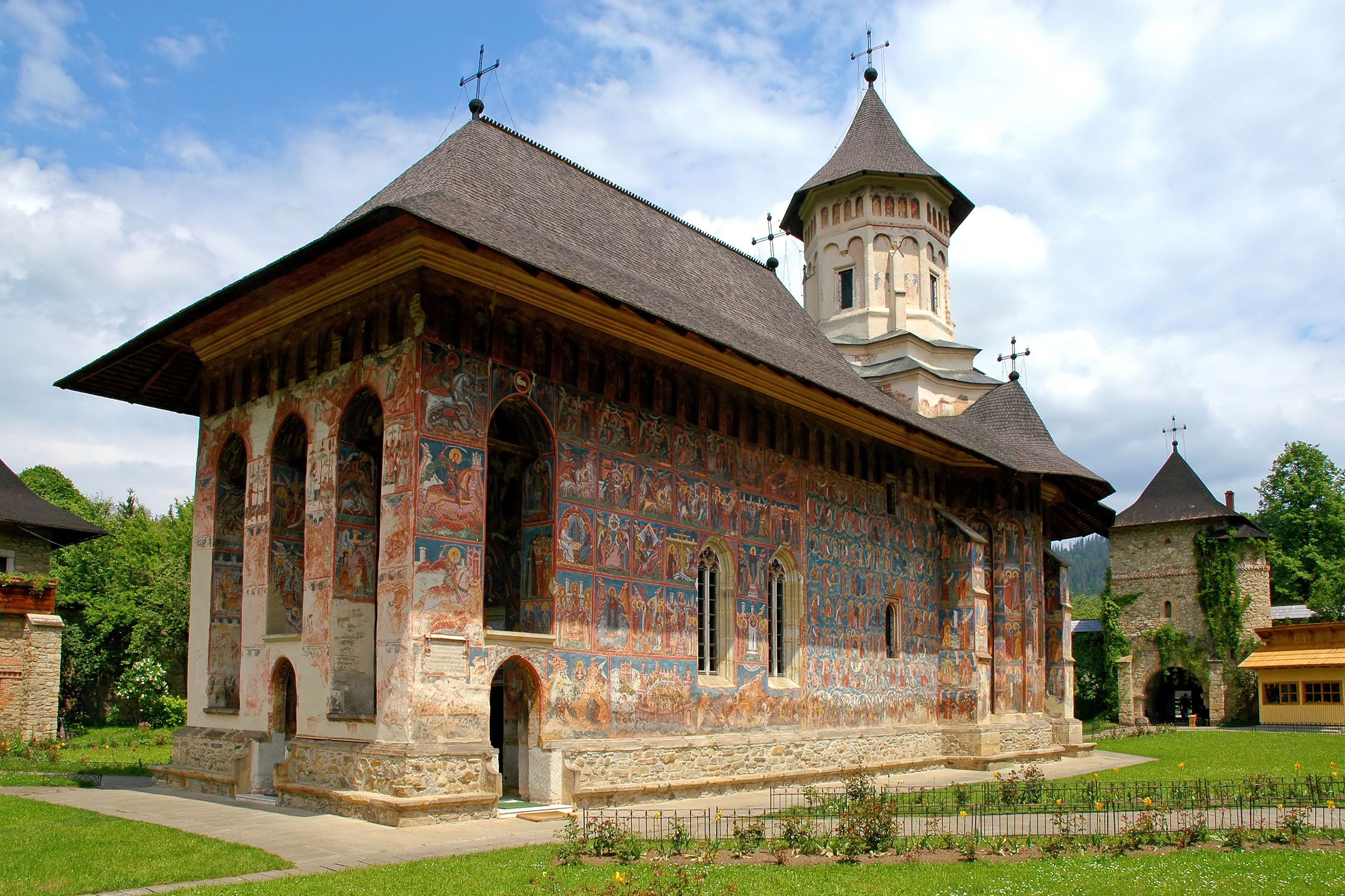 Eine historische Kirche mit aufwendigen Fresken und einem Glockenturm.