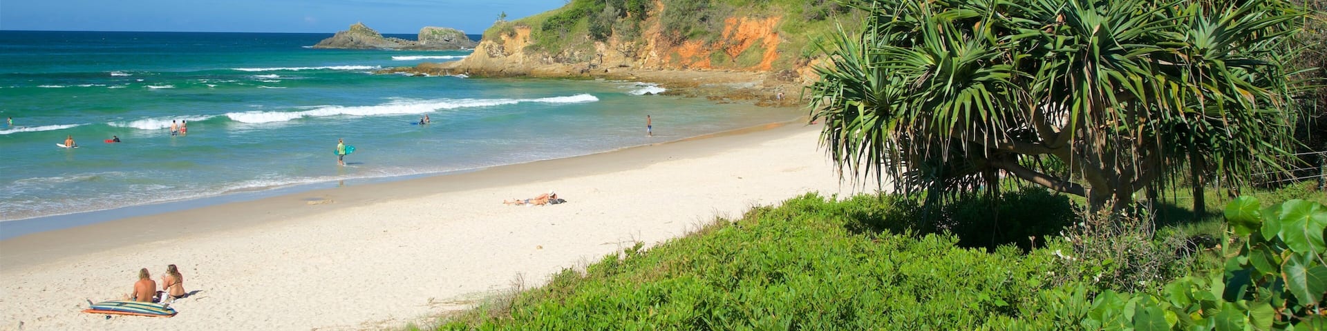Broken Head qui includes surf, baie ou port et cĂŽte rocheuse