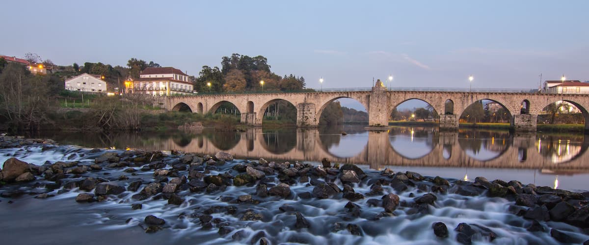 Ponte da Barca à noite
