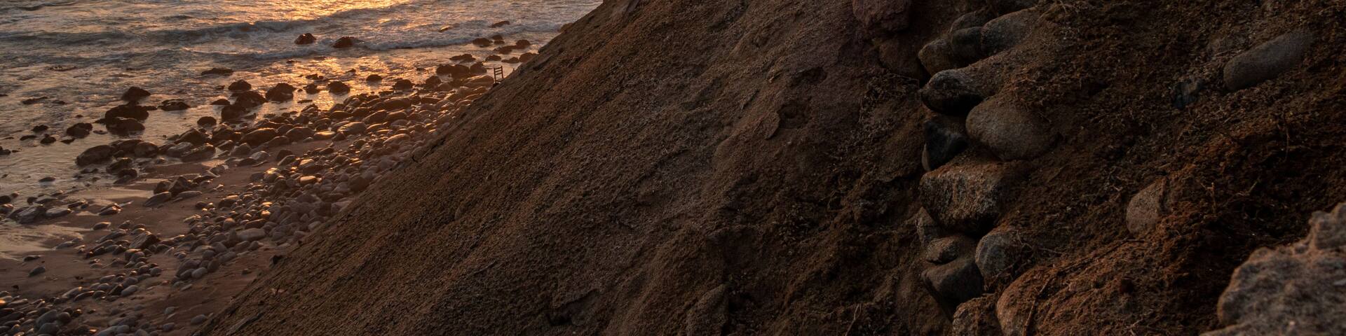 Atardecer de un sol dorado en las playas de lima