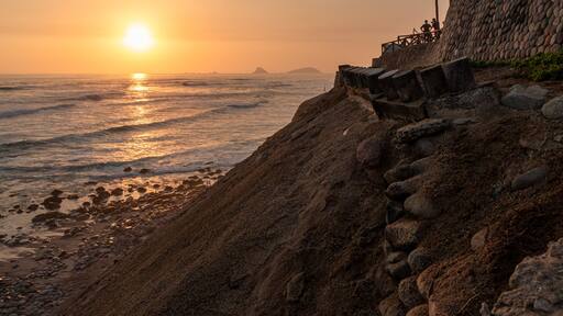 Atardecer de un sol dorado en las playas de lima