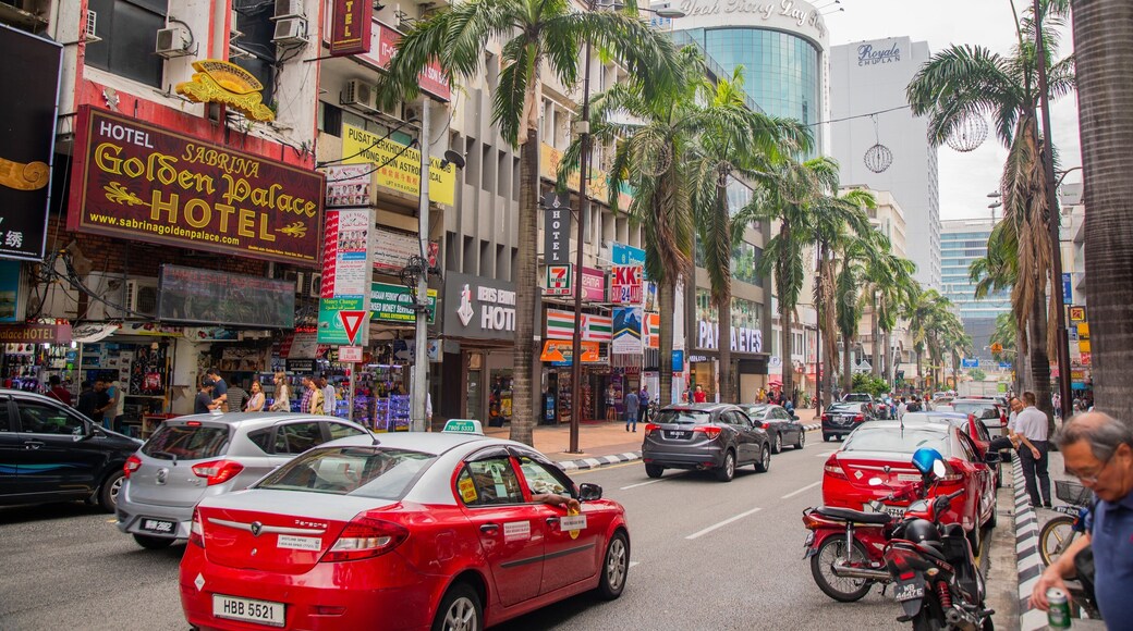 Bukit Bintang Plaza showing street scenes