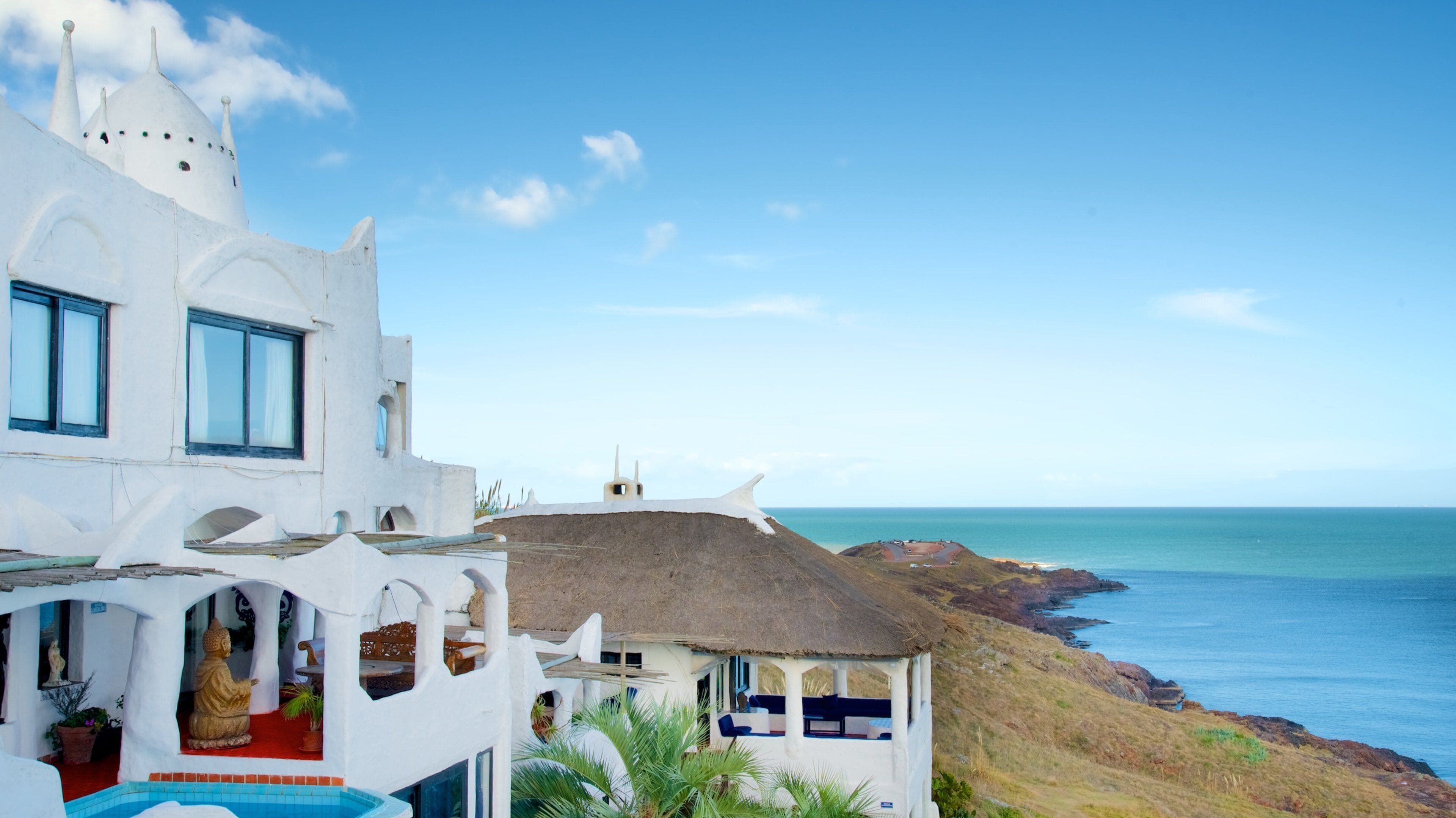 Punta Ballena som inkluderer kyst og historisk arkitektur