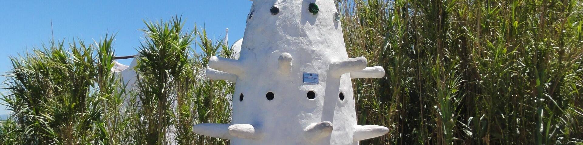 #casapueblo #uruguay #punta #ballena #culture
Casapueblo is now divided into two main parts: An art gallery (where are exposed the works of Carlos Páez Vilaró) and a hotel. It all started with the construction of a hovel that was being expanded to be what it is today. This hovel would have been the inspiration for the song "A casa" of Vinícius de Moraes and Toquinho.
A Casapueblo é hoje dividida em duas partes principais: Uma galeria de arte (onde estão as obras de Carlos Páez Vilaró) e um hotel. Tudo começou com a construção de um casebre que foi sendo ampliado até ser o que é hoje. Tudo obra de Vilaró. Este casebre teria sido a inspiração para a música "A casa" de Vinícius e Toquinho.