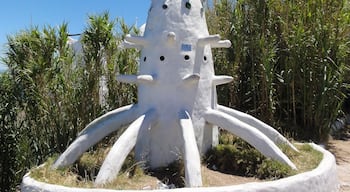 #casapueblo #uruguay #punta #ballena #culture
Casapueblo is now divided into two main parts: An art gallery (where are exposed the works of Carlos Páez Vilaró) and a hotel. It all started with the construction of a hovel that was being expanded to be what it is today. This hovel would have been the inspiration for the song "A casa" of Vinícius de Moraes and Toquinho.
A Casapueblo é hoje dividida em duas partes principais: Uma galeria de arte