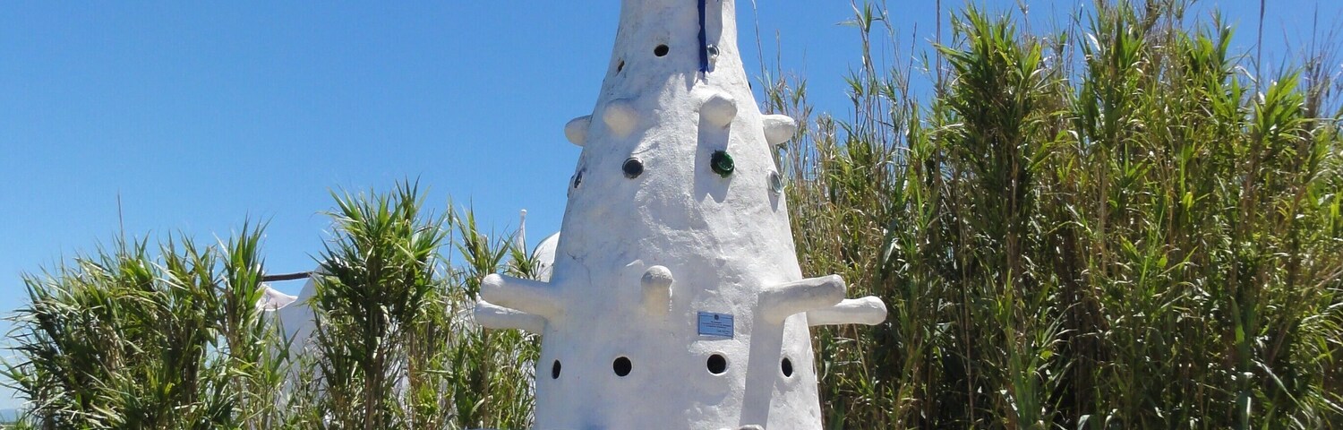 #casapueblo #uruguay #punta #ballena #culture
Casapueblo is now divided into two main parts: An art gallery (where are exposed the works of Carlos Páez Vilaró) and a hotel. It all started with the construction of a hovel that was being expanded to be what it is today. This hovel would have been the inspiration for the song "A casa" of Vinícius de Moraes and Toquinho.
A Casapueblo é hoje dividida em duas partes principais: Uma galeria de arte (onde estão as obras de Carlos Páez Vilaró) e um hotel. Tudo começou com a construção de um casebre que foi sendo ampliado até ser o que é hoje. Tudo obra de Vilaró. Este casebre teria sido a inspiração para a música "A casa" de Vinícius e Toquinho.