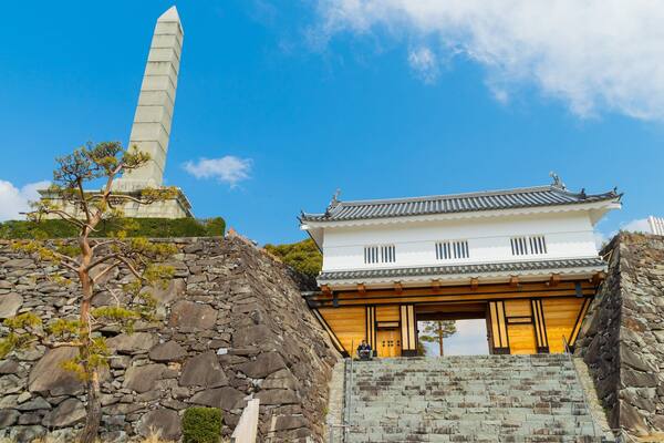 Maizuru Castle featuring a monument and heritage architecture