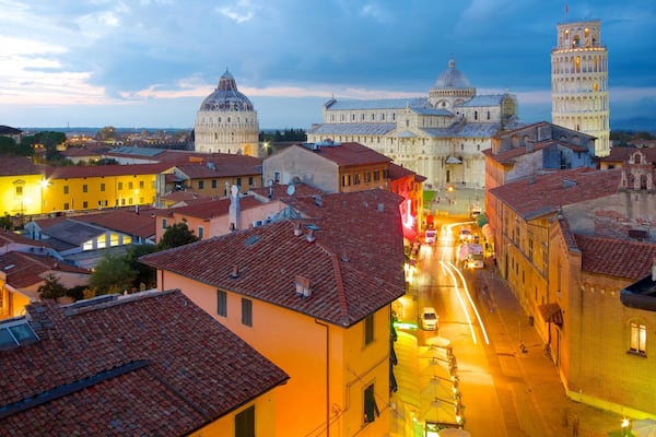 Schiefer Turm welches beinhaltet bei Nacht und Stadt