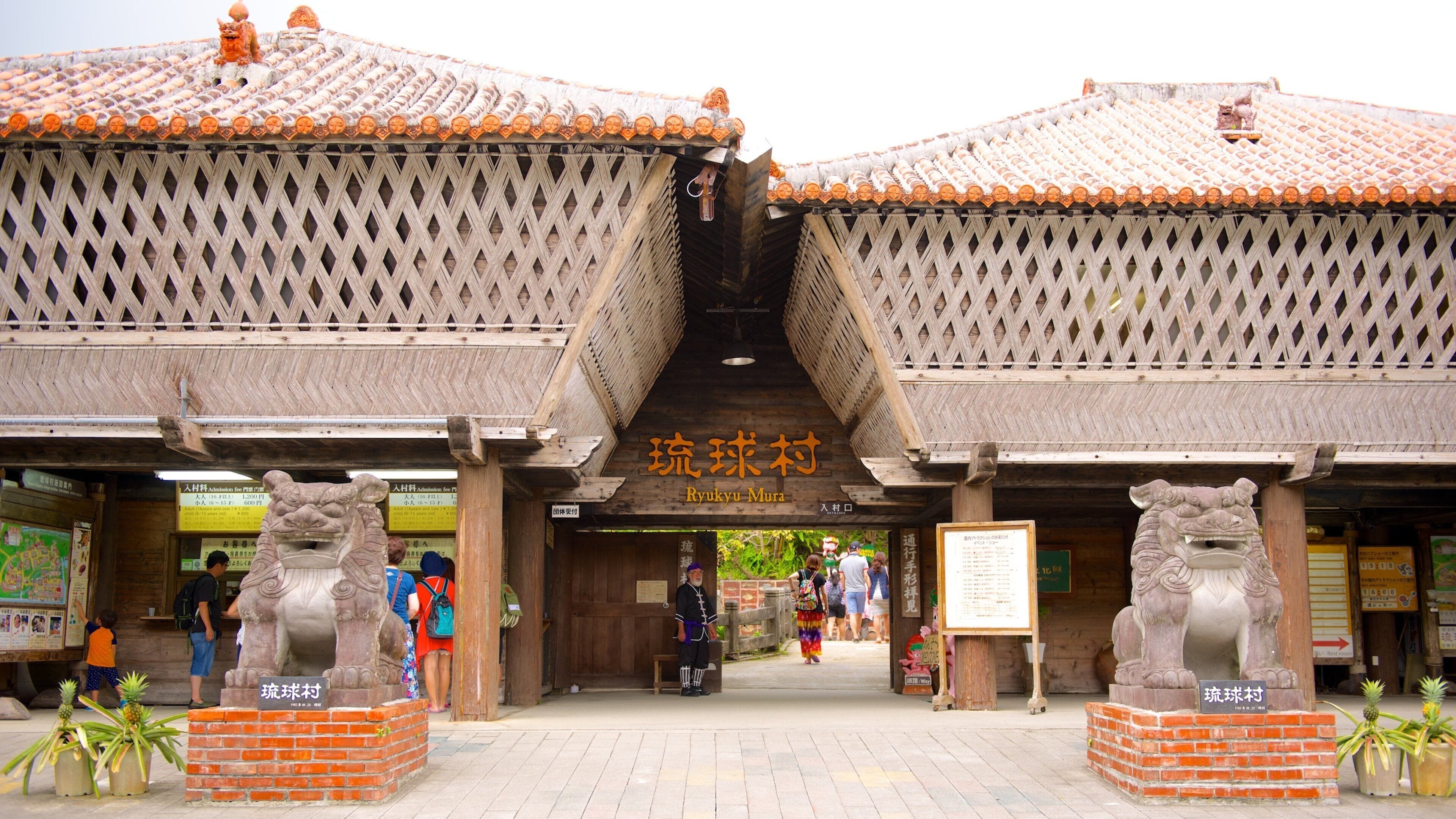 Ryukyu Mura som viser statue eller skulptur og historisk arkitektur