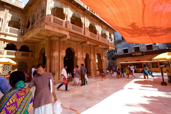 Templo de ISKCON que incluye un templo o lugar de culto y también un pequeño grupo de personas