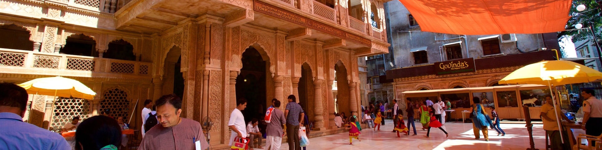 Templo de ISKCON que inclui um templo ou local de adoração assim como um pequeno grupo de pessoas