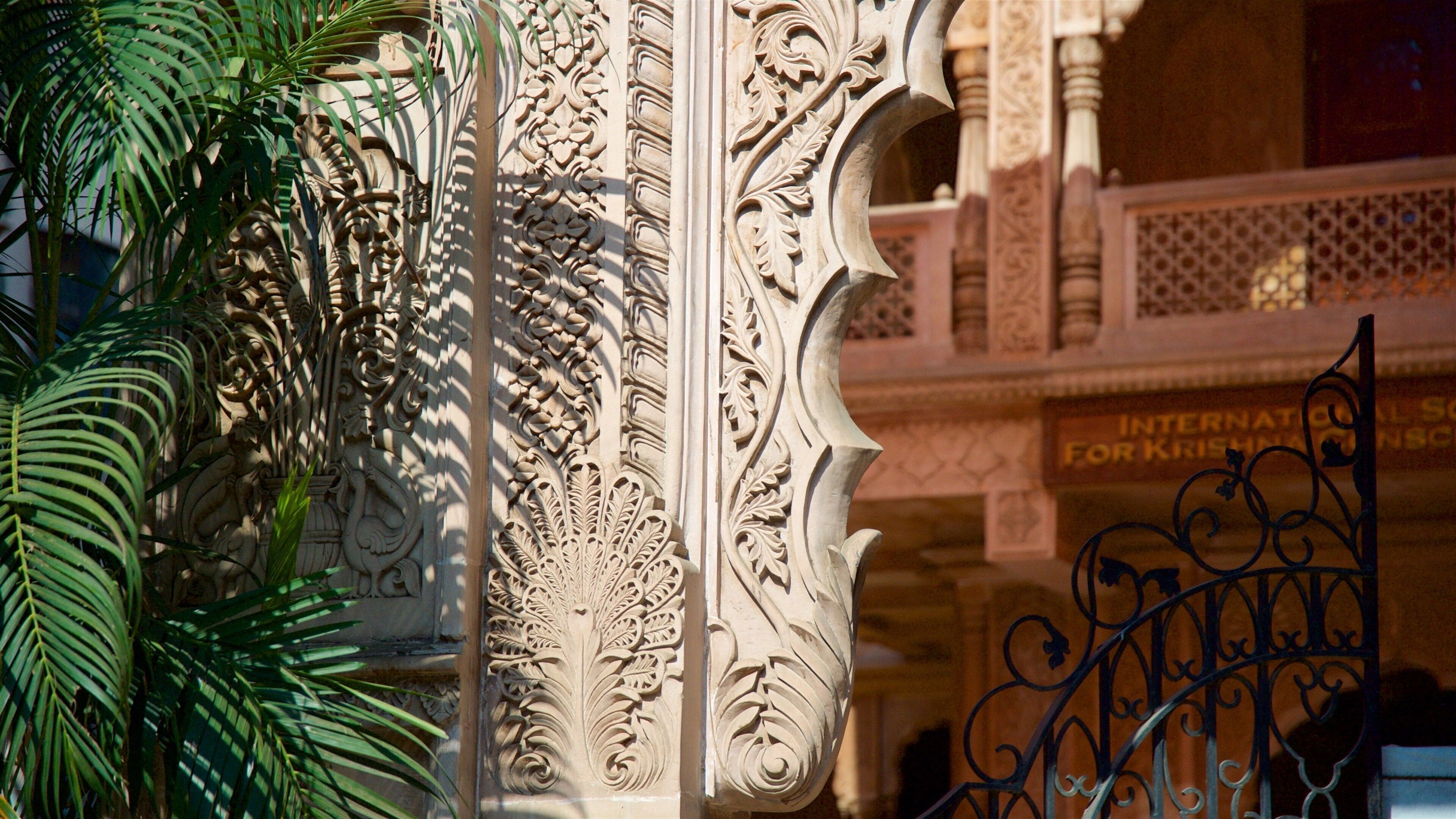 Templo de ISKCON ofreciendo arquitectura patrimonial, elementos patrimoniales y un templo o sitio de culto