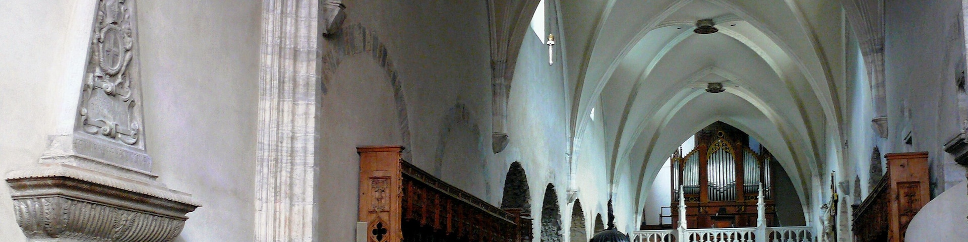 Cathédrale Saint-Jean-Baptiste de Saint-Jean-de-Maurienne - La nef vue du choeur. Les stalles et à gauche le tombeau de Mgr Pierre de Lambert