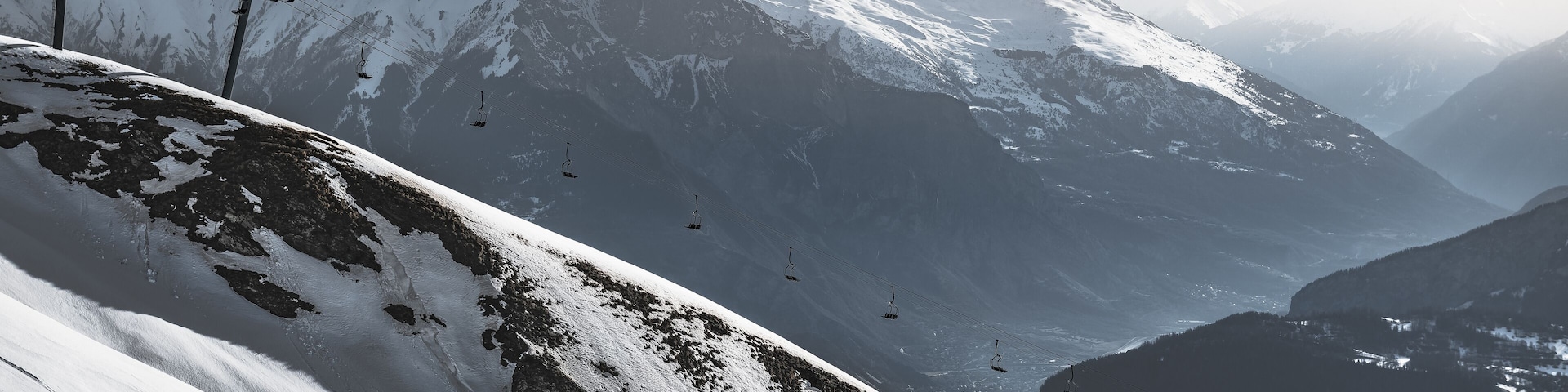 Paysage de montagne en savoie dans les alpes de france, sur la vallée de la maurienne, sur la ville de Saint-Jean-de-Maurienne du haut du somme du Grand Truc à la Toussuire