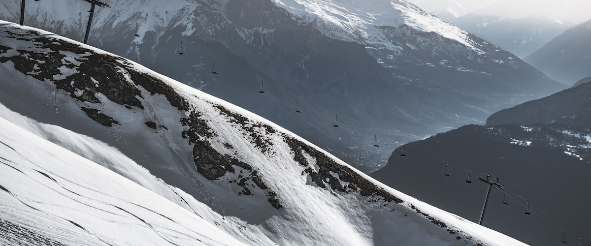 Paysage de montagne en savoie dans les alpes de france, sur la vallée de la maurienne, sur la ville de Saint-Jean-de-Maurienne du haut du somme du Grand Truc à la Toussuire