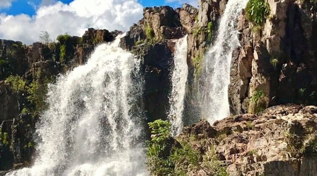 Couros wins is a cinematographic place. Starting with the grandiosity of its falls, which reach 100 meters in height.
At the same time as it is great, it is also quiet, yummy and relaxing to enjoy (at least outside the rainy season). All waterfalls have wells, some quite calm and safe.