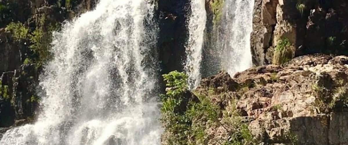 Couros wins is a cinematographic place. Starting with the grandiosity of its falls, which reach 100 meters in height.
At the same time as it is great, it is also quiet, yummy and relaxing to enjoy (at least outside the rainy season). All waterfalls have wells, some quite calm and safe.