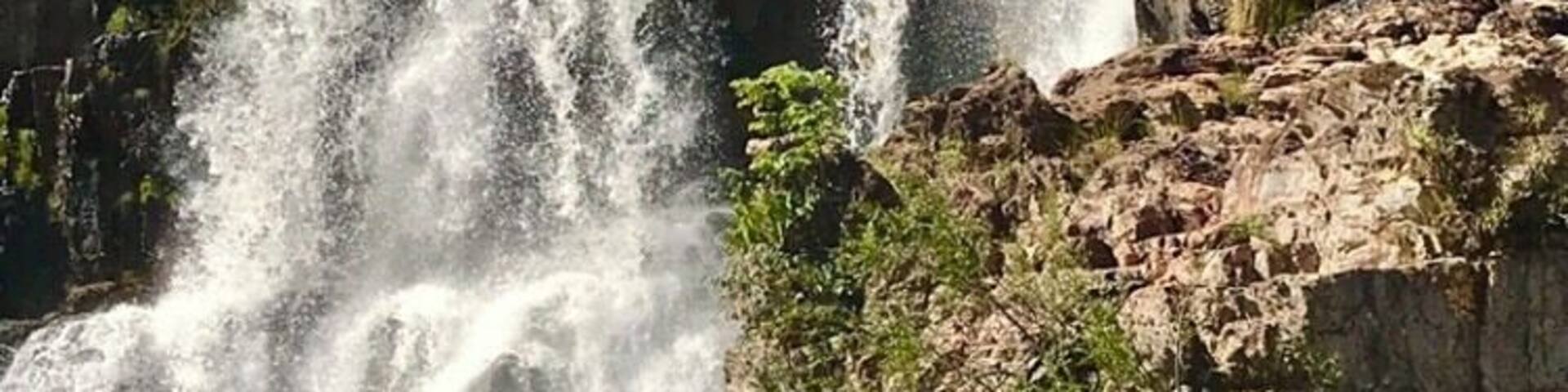 Couros wins is a cinematographic place. Starting with the grandiosity of its falls, which reach 100 meters in height.
At the same time as it is great, it is also quiet, yummy and relaxing to enjoy (at least outside the rainy season). All waterfalls have wells, some quite calm and safe.