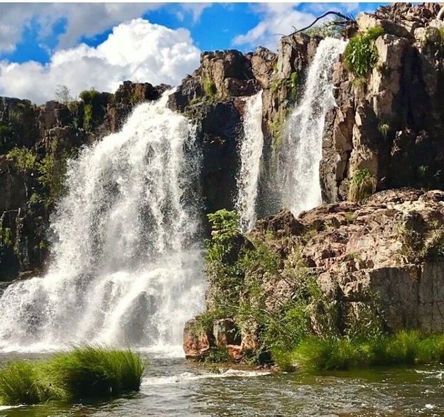 Couros wins is a cinematographic place. Starting with the grandiosity of its falls, which reach 100 meters in height.
At the same time as it is great, it is also quiet, yummy and relaxing to enjoy (at least outside the rainy season). All waterfalls have wells, some quite calm and safe.