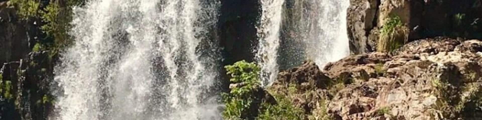 Couros wins is a cinematographic place. Starting with the grandiosity of its falls, which reach 100 meters in height.
At the same time as it is great, it is also quiet, yummy and relaxing to enjoy (at least outside the rainy season). All waterfalls have wells, some quite calm and safe.