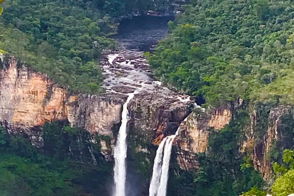 The Mirante da Janela is one of the most incredible attractions of Chapada dos Veadeiros. In the trail of 8 kilometers (round trip) with privileged visuals we already have a complete sample of the wonders of the cerrado. Plans, bird songs, colorful flowers and the country's most incredible sky make up a scene of rare beauty. Perfect to see the jumps of Rio Preto below, framed by the rocky formation that gives name to the place
