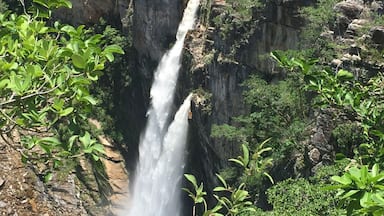 SĂŁo dois saltos em sequĂȘncia, o primeiro de 80 metros, formando um pequeno lago, o segundo de 100 metros. Estas e outras paisagens maravilhosas estĂŁo na Chapada dos Veadeiros, em GoiĂĄs, Brasil.
