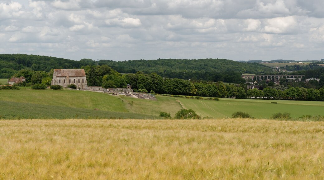 Église Saint-Menge de Lourps (à gauche) et viaduc de Longueville (à droite) en Seine-et-Marne.