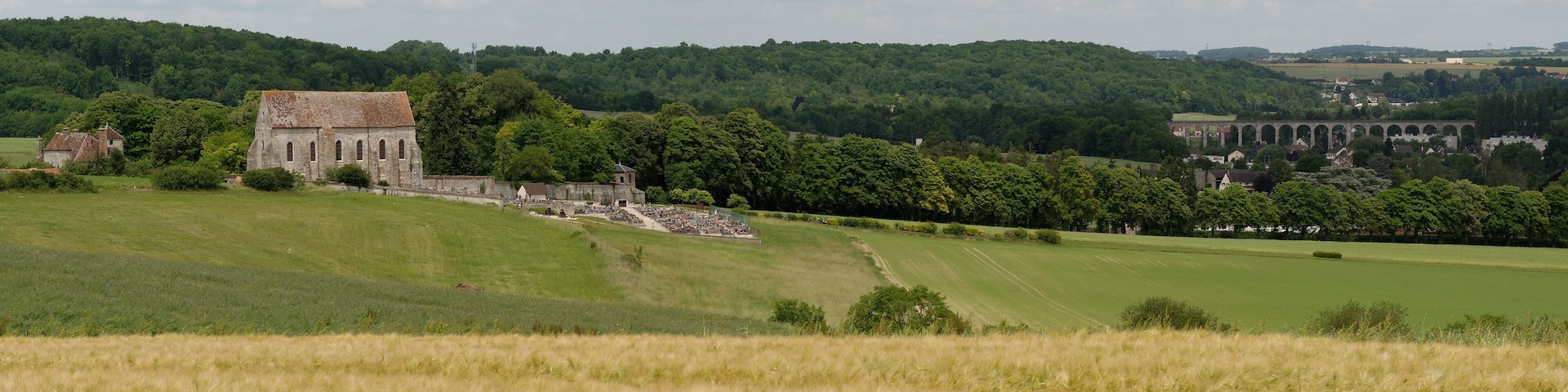 Église Saint-Menge de Lourps (à gauche) et viaduc de Longueville (à droite) en Seine-et-Marne.