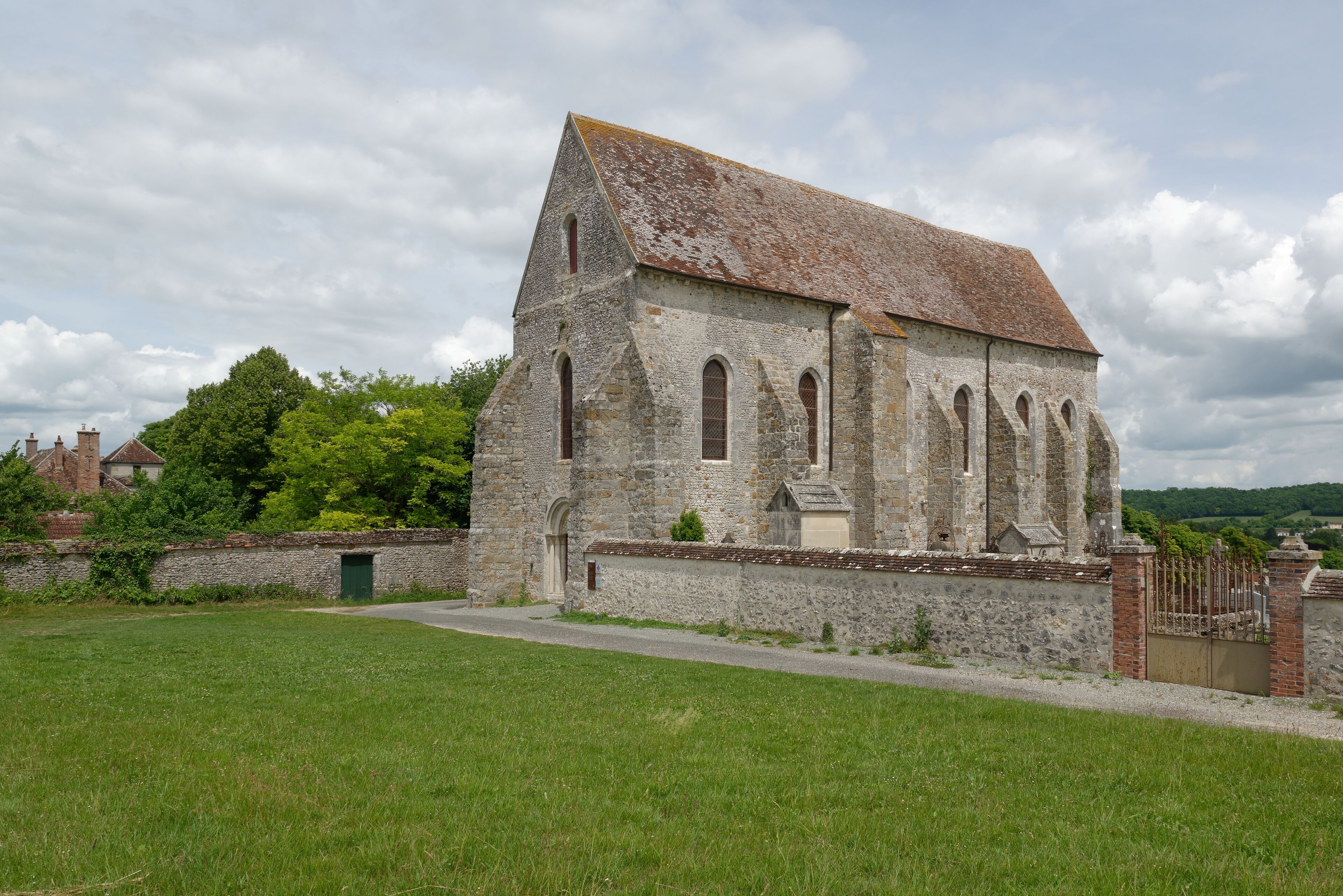 L'église Saint-Meuge-de-Lourps à Longueville en Seine-et-Marne., vue sud-ouest.
