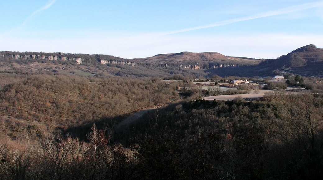 Le mas Hugonenq et les falaises de Bouviala.