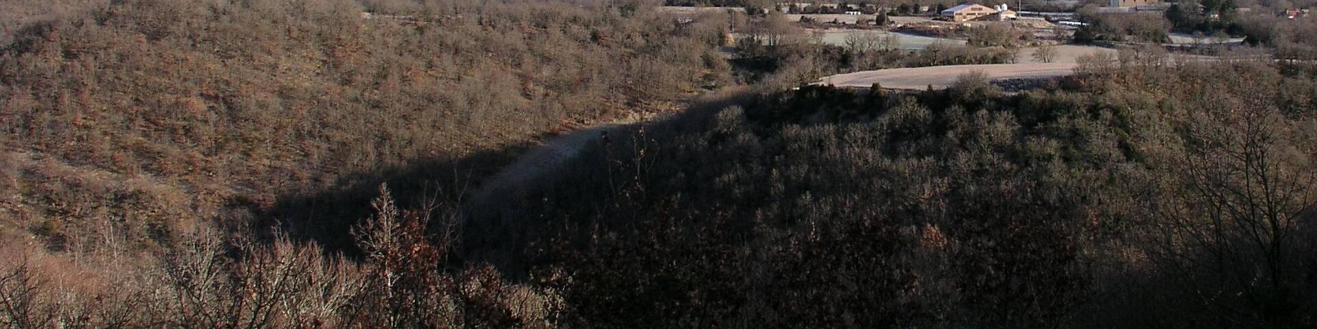 Le mas Hugonenq et les falaises de Bouviala.