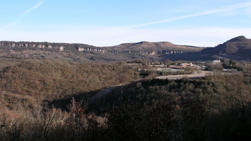 Le mas Hugonenq et les falaises de Bouviala.