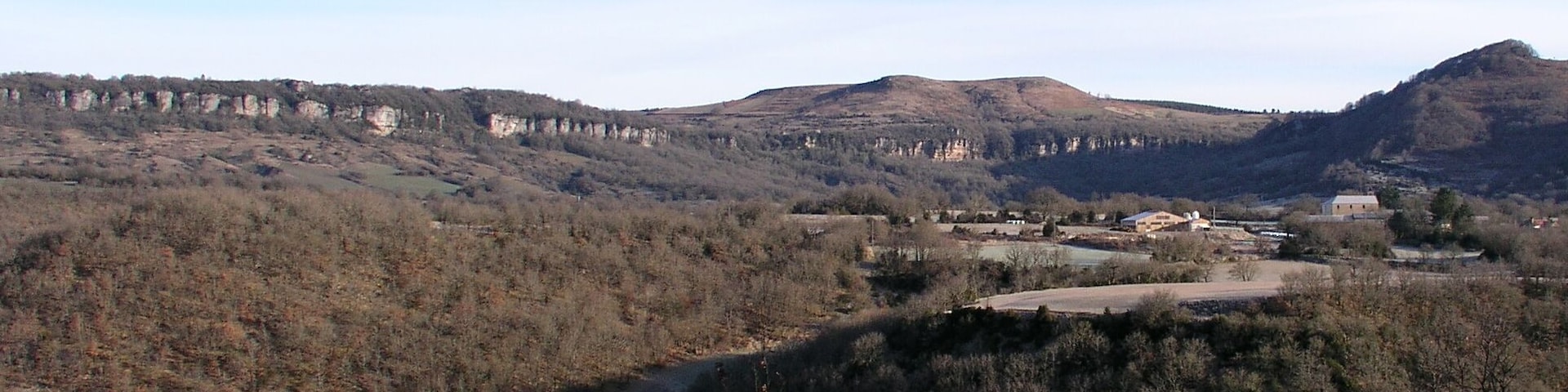 Le mas Hugonenq et les falaises de Bouviala.