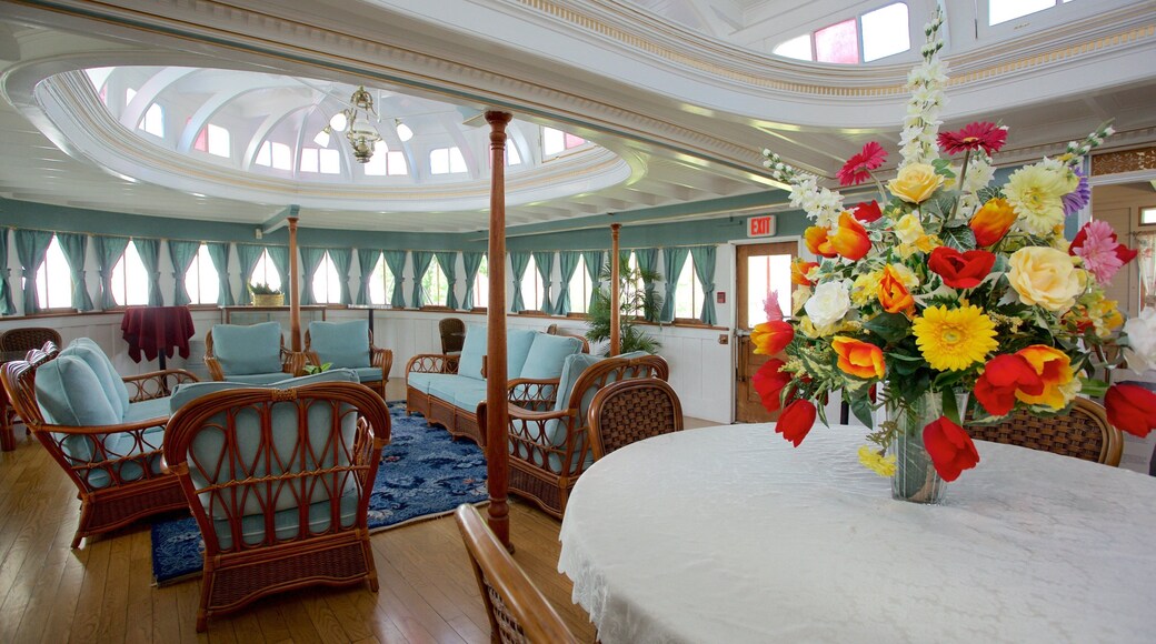 S.S. Sicamous Inland Marine Museum og byder på kulturarvsgenstande, blomster og interiør