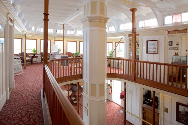 Museo Marítimo S.S. Sicamous Inland ofreciendo vistas interiores y elementos del patrimonio