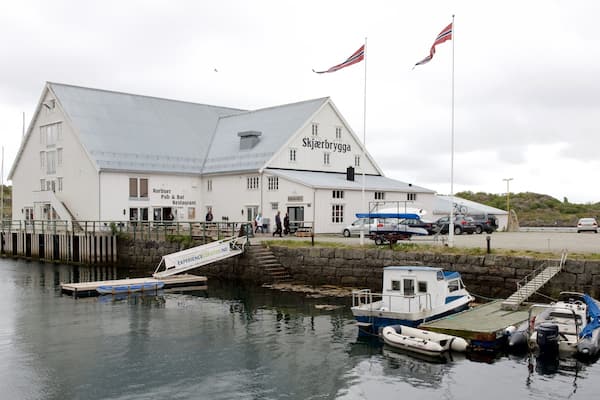 Terminal de trasbordadores Hurtigruten de Stamsund que incluye una pequeña ciudad o pueblo y paseos en lancha