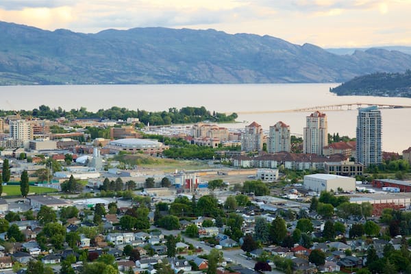 Knox Mountain Park das einen Hochhaus, Sonnenuntergang und Stadt