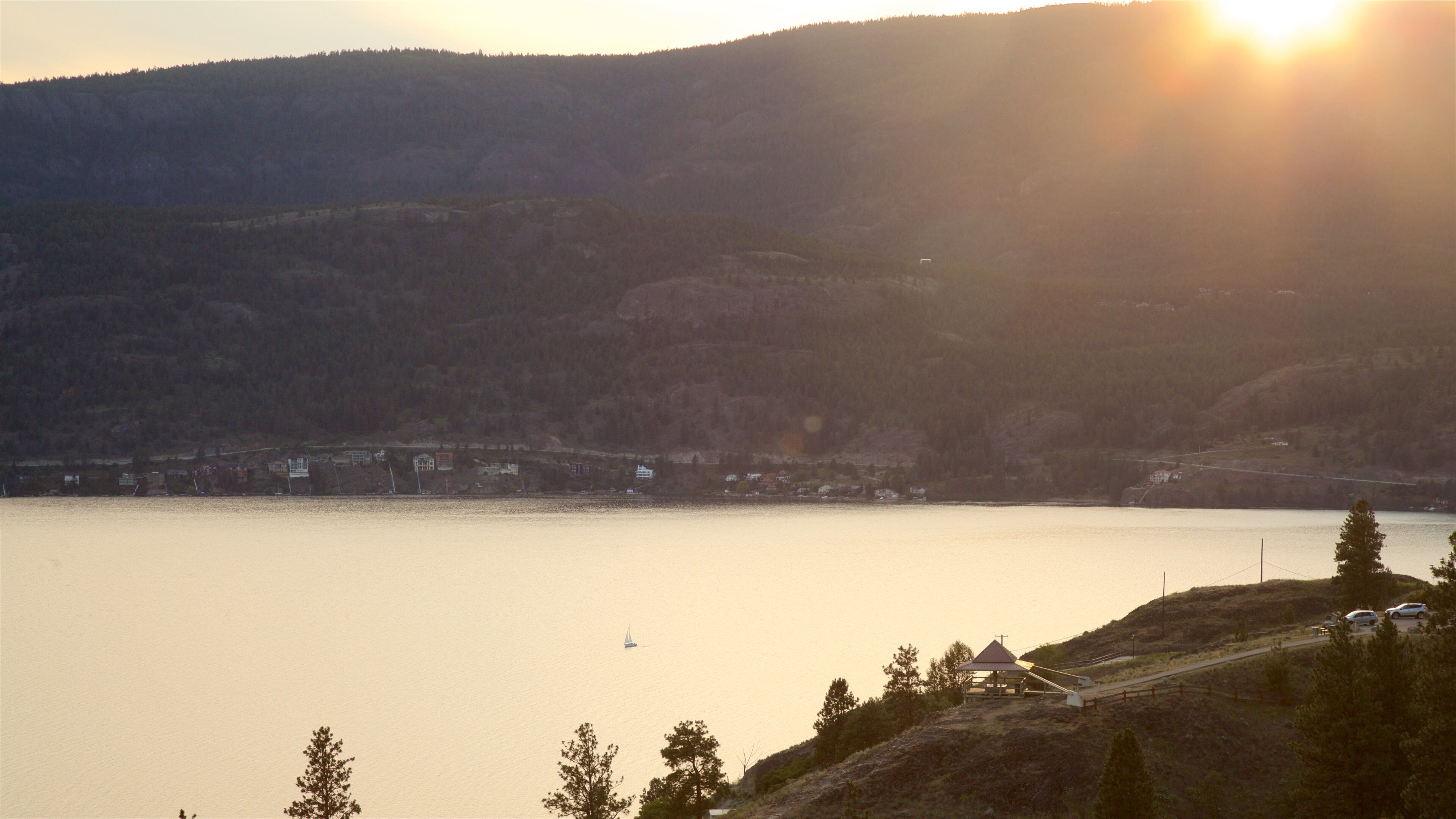 Parque Knox Mountain que incluye un lago o abrevadero, escenas tranquilas y una puesta de sol