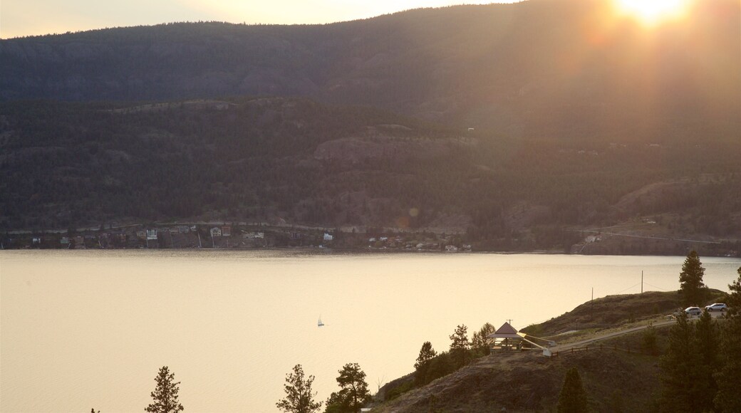 Parque Knox Mountain que incluye un lago o abrevadero, escenas tranquilas y una puesta de sol