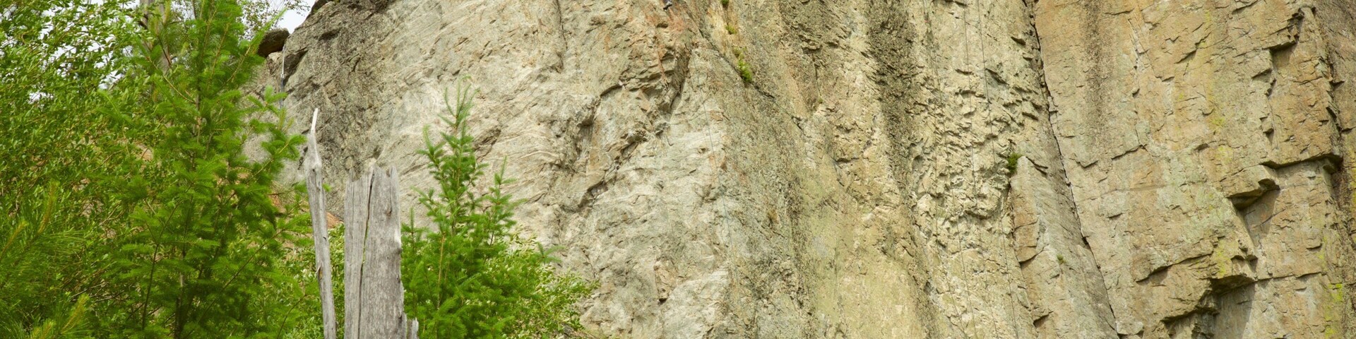 Parque provincial Skaha Bluffs ofreciendo montañas y escalada