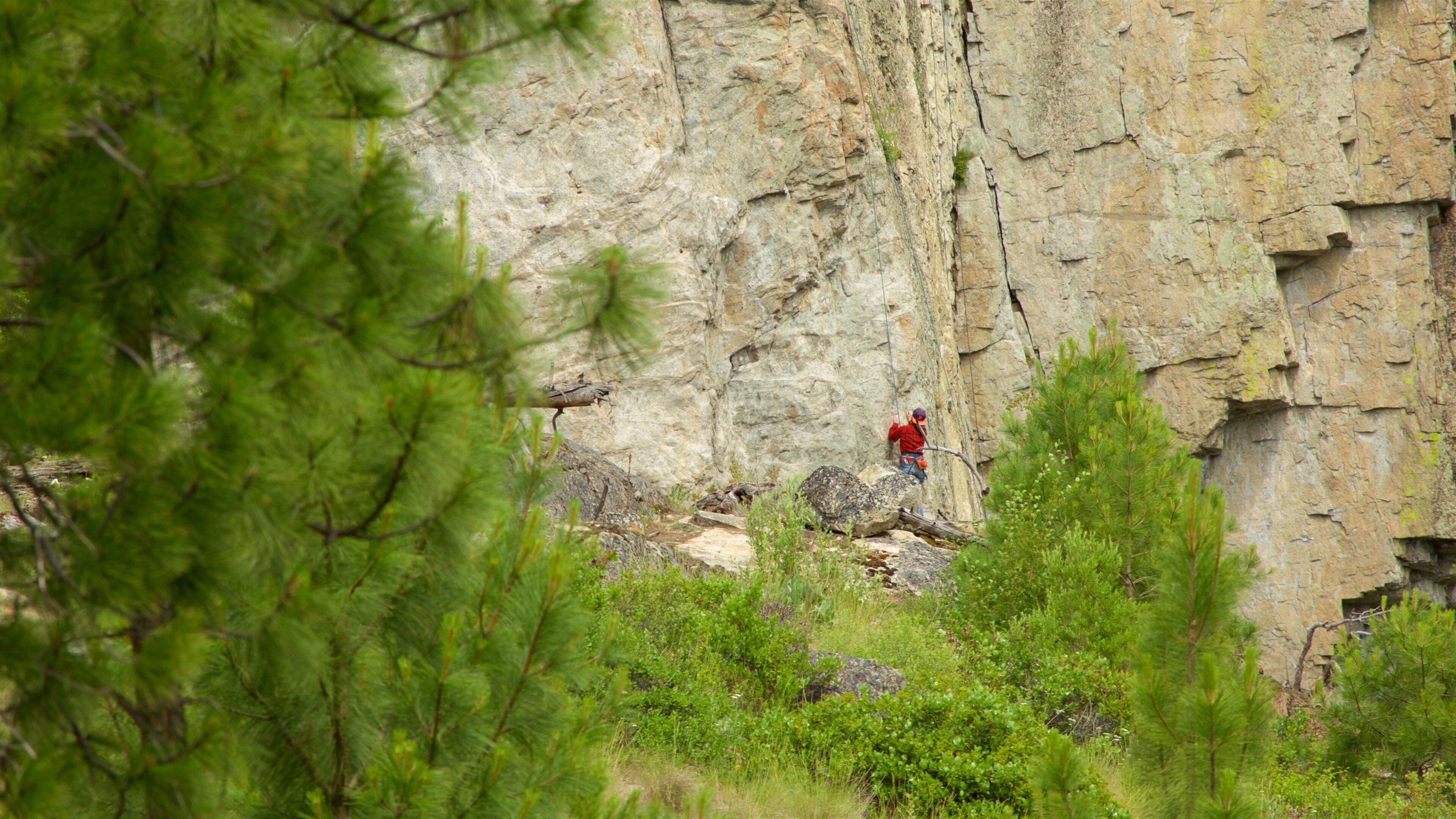 Skaha Bluffs provinspark som viser klatring i tillegg til en mann