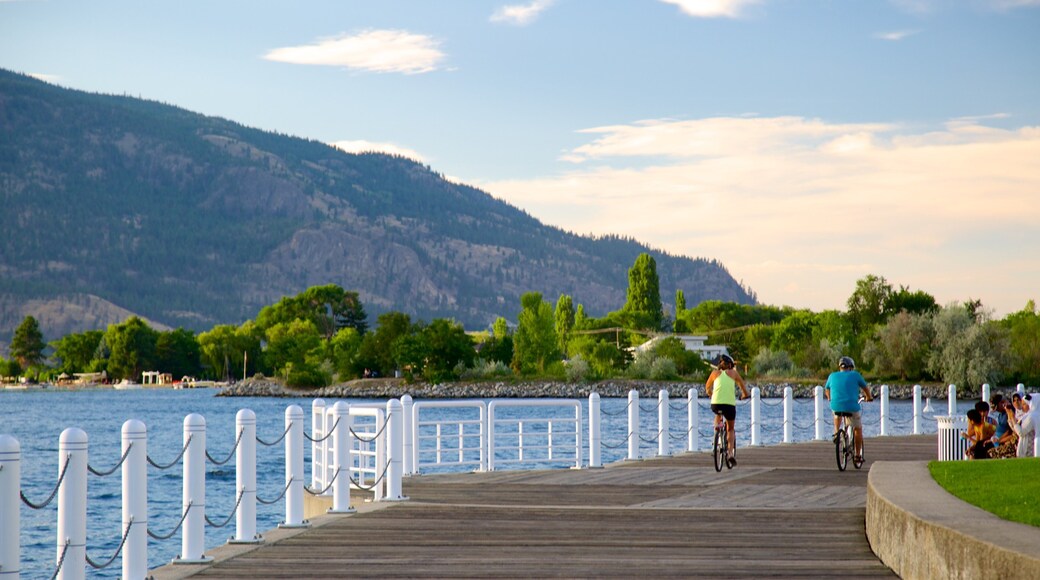 Parque Waterfront mostrando un lago o laguna y ciclismo