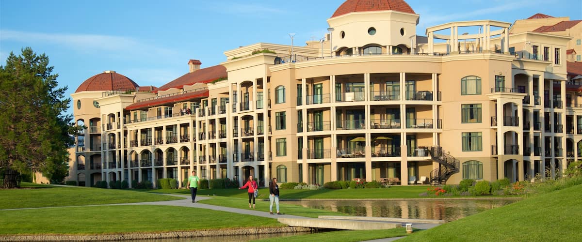 Waterfront Park som viser park og innsjø