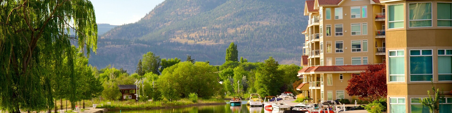 Waterfront Park mostrando um lago ou charco