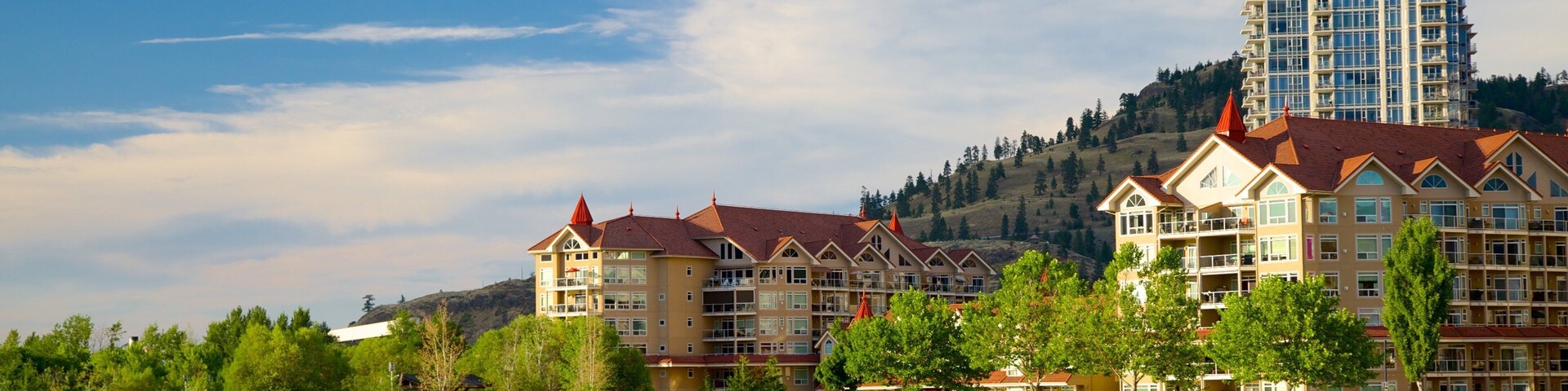 Parque Waterfront que incluye un lago o laguna y un hotel