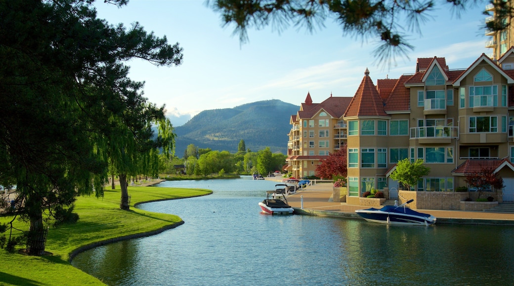 Parque Waterfront ofreciendo elementos del patrimonio y un río o arroyo